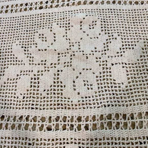 Beautiful Large Crochet Doily Cream Floral Pattern Scalloped Edges - Picture 12 of 12